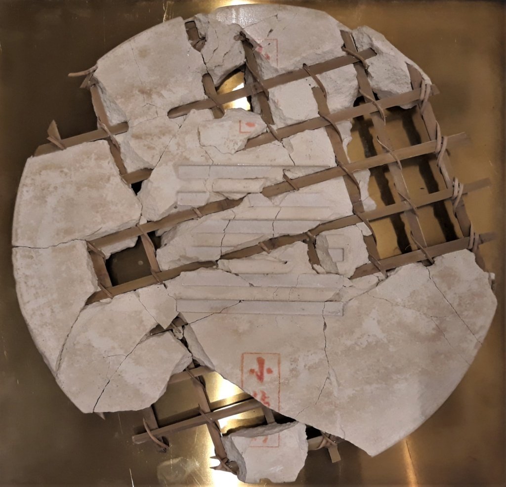 48 x 48 cm. Marcelo Lago. Objeto. Cimento, bambu e latão