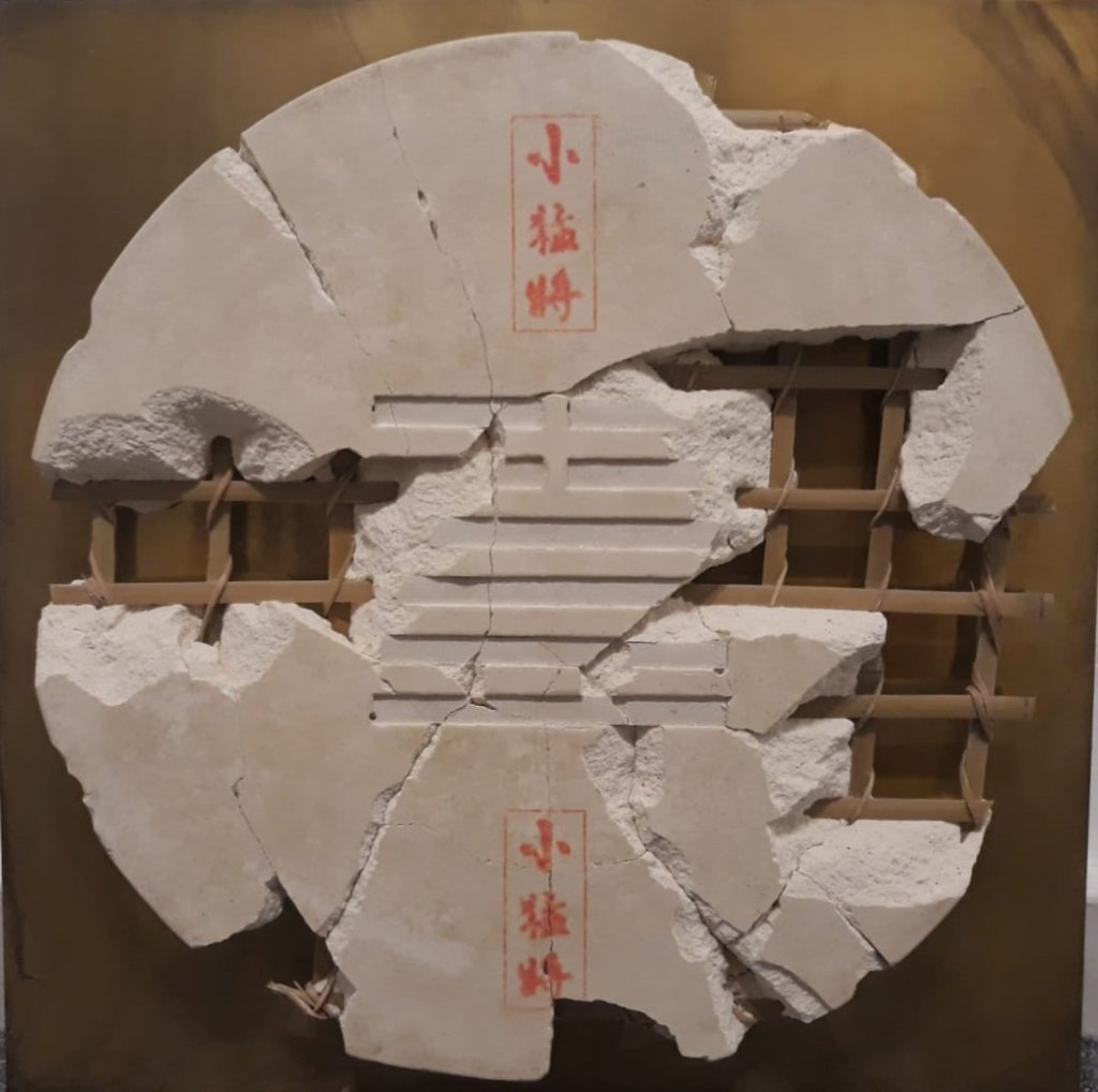 48 x 48 cm. Marcelo Lago. Objeto. Cimento, bambu e latão