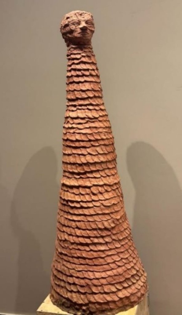 109 x 34 cm. Raquel Saliba. 2025. Escultura em cerâmica com pigmentos naturais de café e ferro vermelho