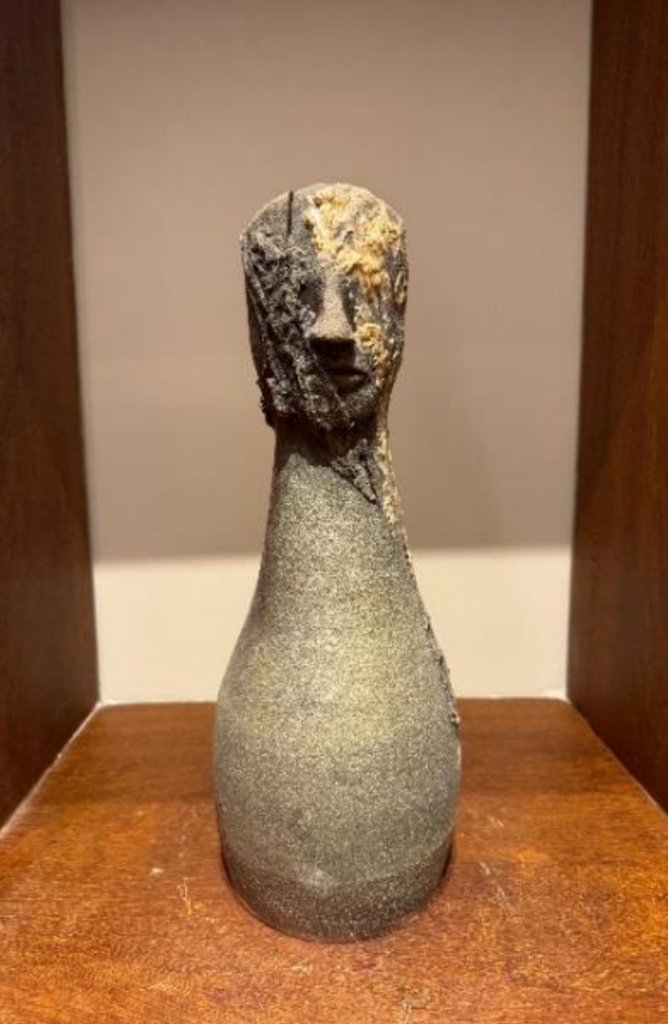 37 x 17 cm. Raquel Saliba. 2023. Escultura em cerâmica com tecido e porcelana