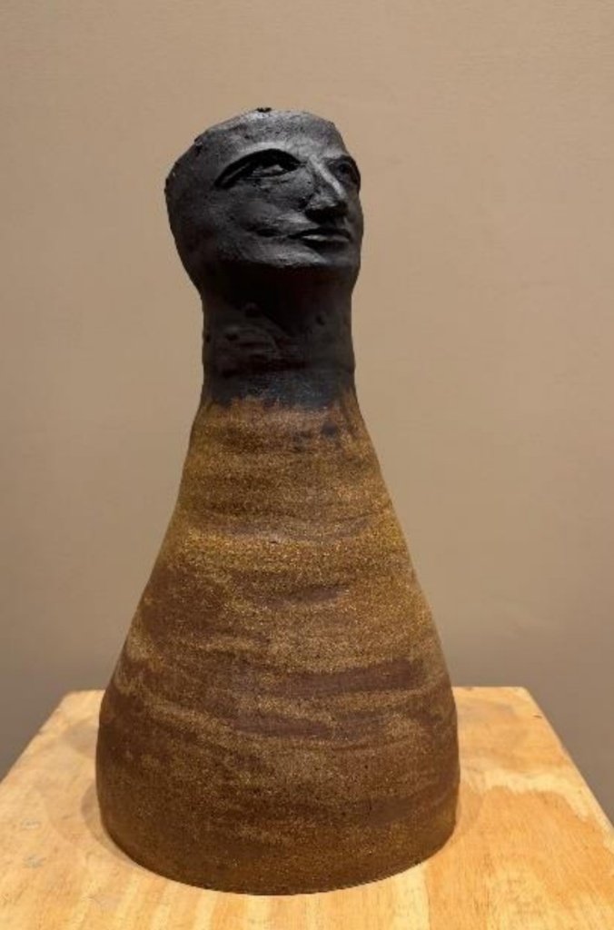 40 x 17 cm. Raquel Saliba. 2025. Escultura em cerâmica de cores naturais das argilas