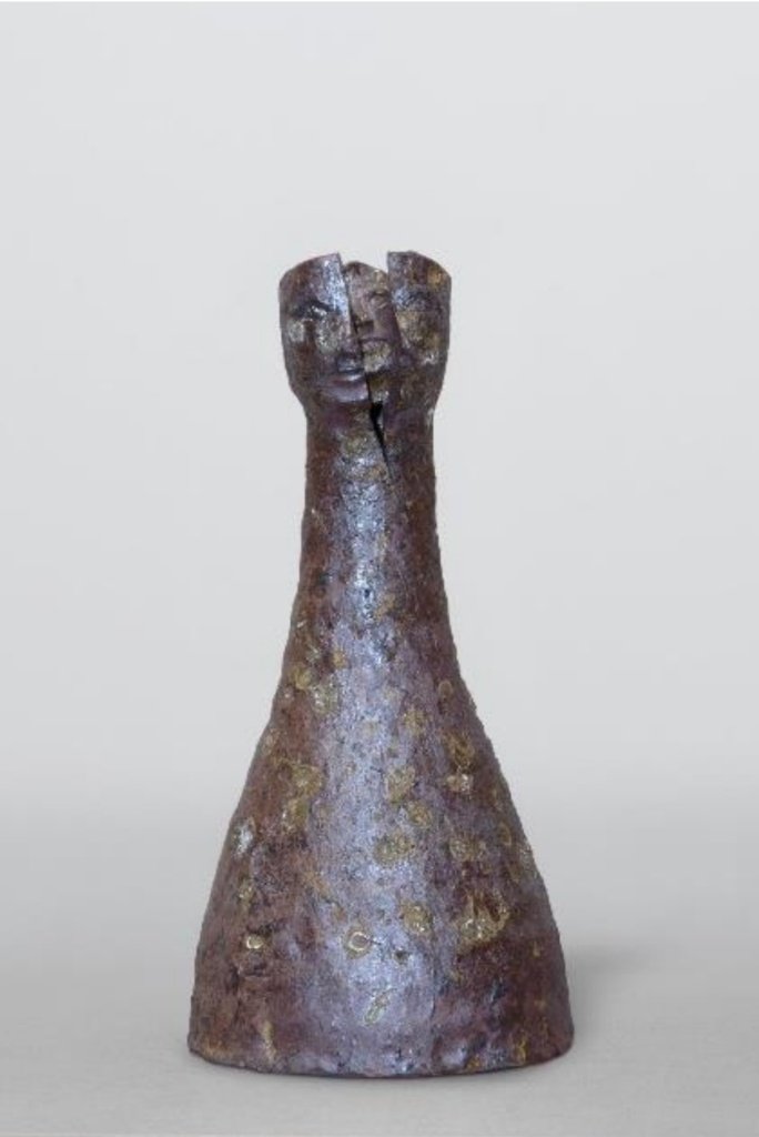 48 x 36 cm. Raquel Saliba. 2025. Escultura em cerâmica e craca