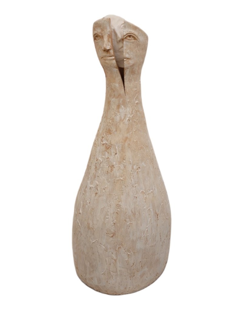 64 x 26 cm. Raquel Saliba. 2025. Escultura em cerâmica com patina de pó de argila branca