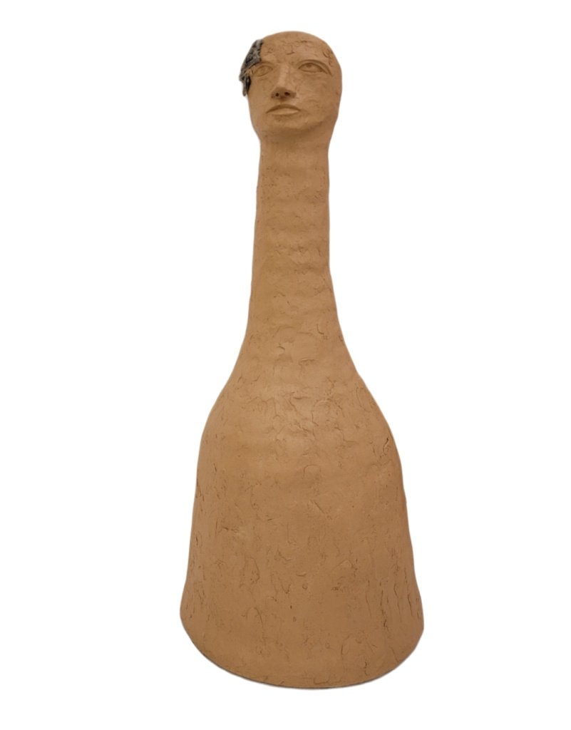 66 x 28 cm. Raquel Saliba. 2025. Escultura em cerâmica cor natural e metal (especularita)
