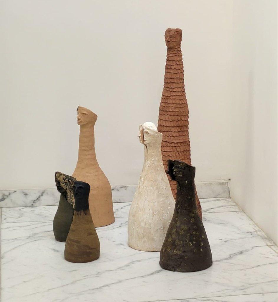Todas as esculturas juntas na vitrine da Galeria Patricia Costa. 2026